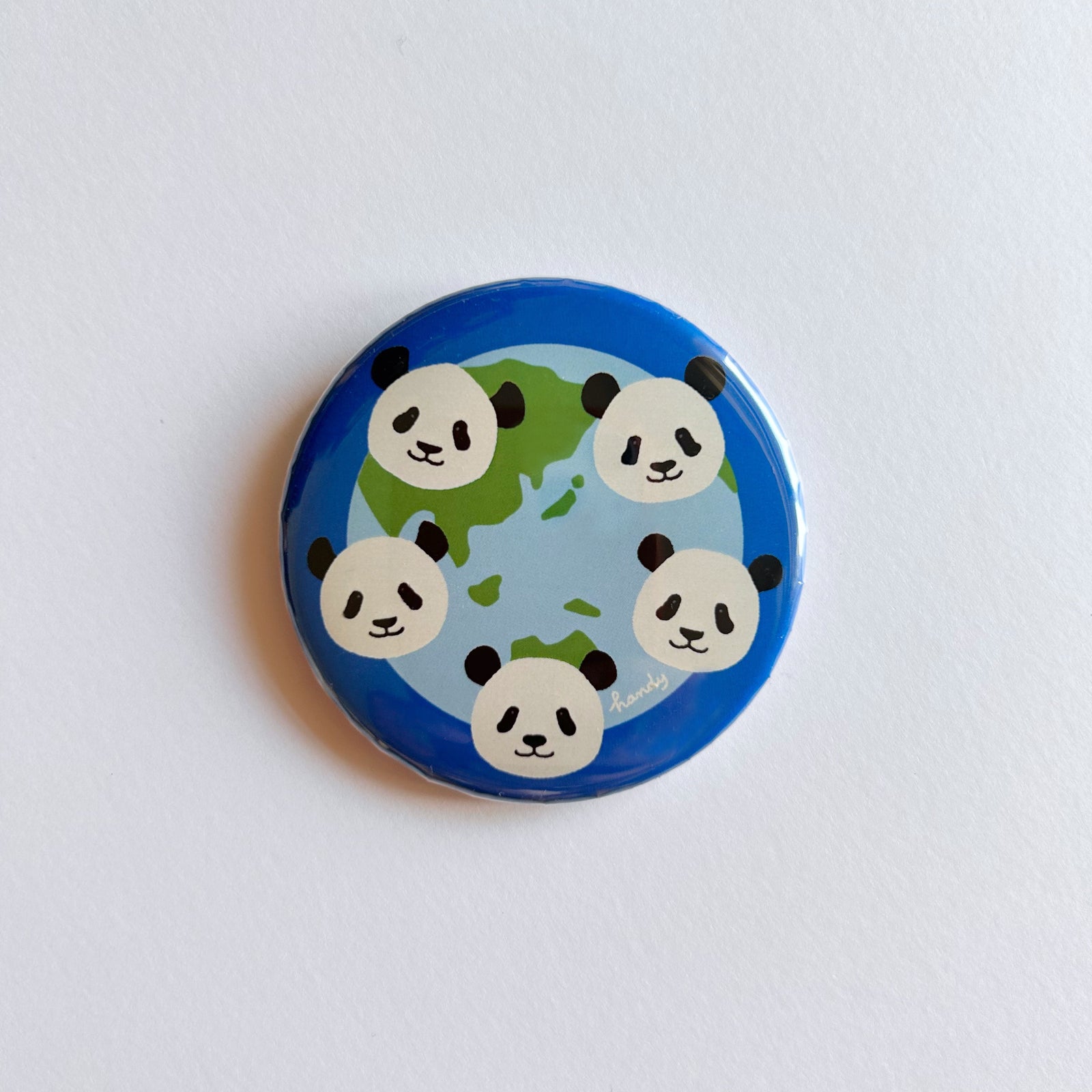 handy】Global Giant Pandas 缶バッジ56mm – 江戸東京一
